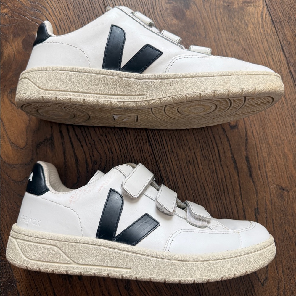 Veja Women's White Sneaker with Black V Detail - Picture 7 of 11